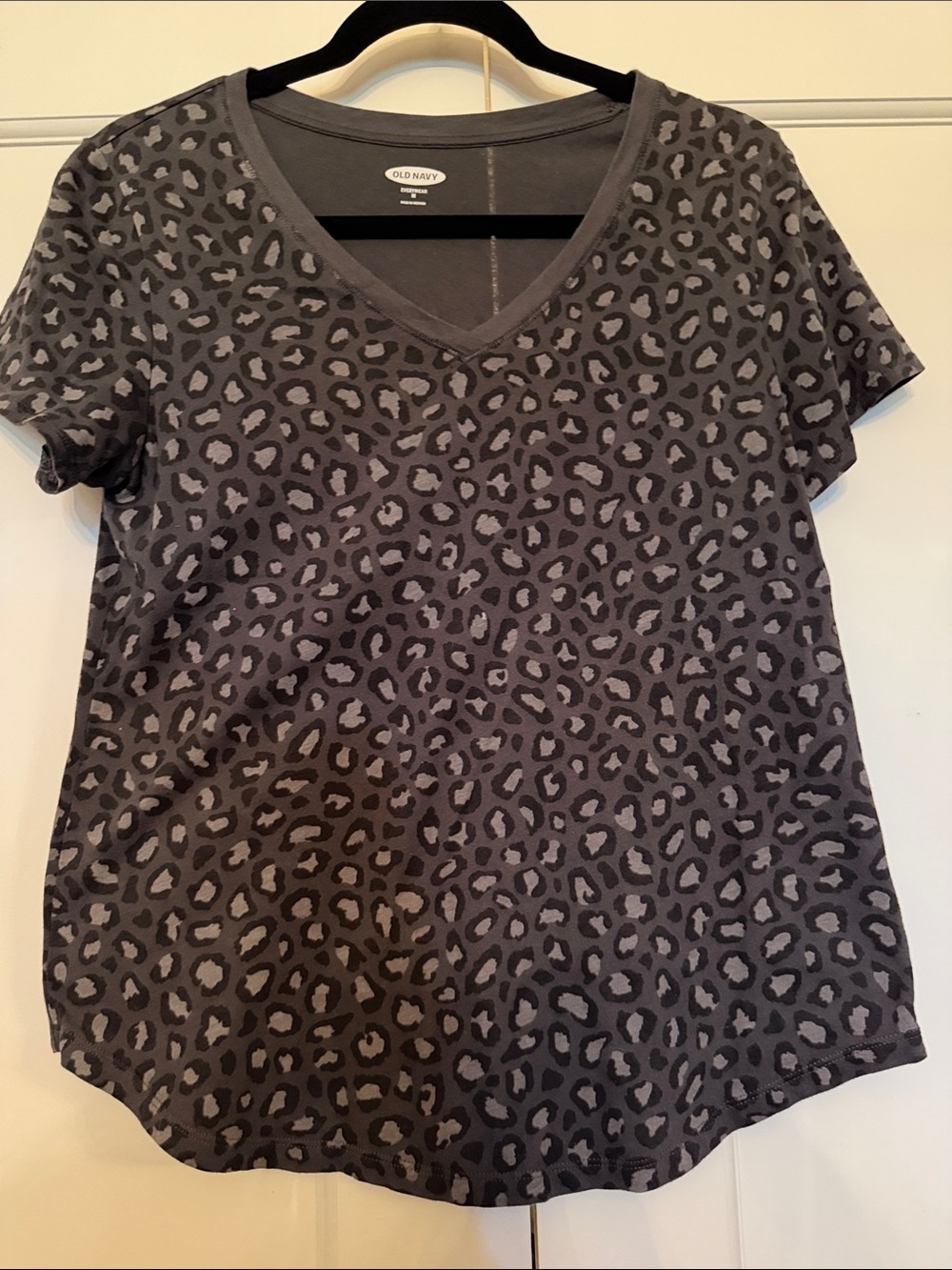 Old Navy Women’s Gray Leopard Print V-Neck Tee